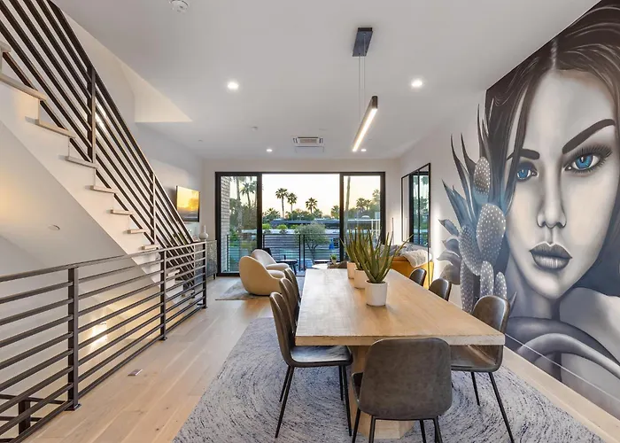 Perfect Friends Escape In Old Town Scottsdale With Resort Pool Access And Roof Deck!