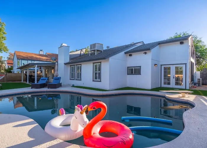 Luxury Living, Private Pool, Bbq & Prime Location