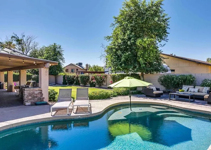 Spacious Backyard W Free Heated Pool, Tv And Bbq