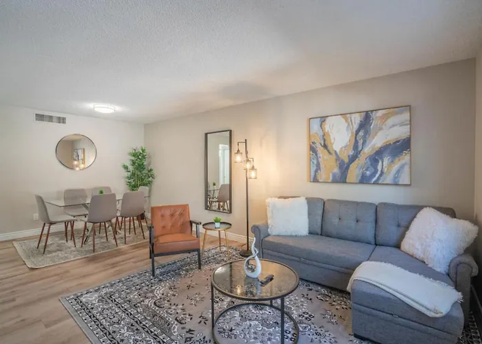 Modern 2Bd - Parking, Gym, Pool - Sleeps 8 - 5 Min Casino