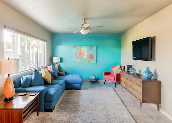 Mid Century Modern Condo Near Old Town, Pool & Bbq