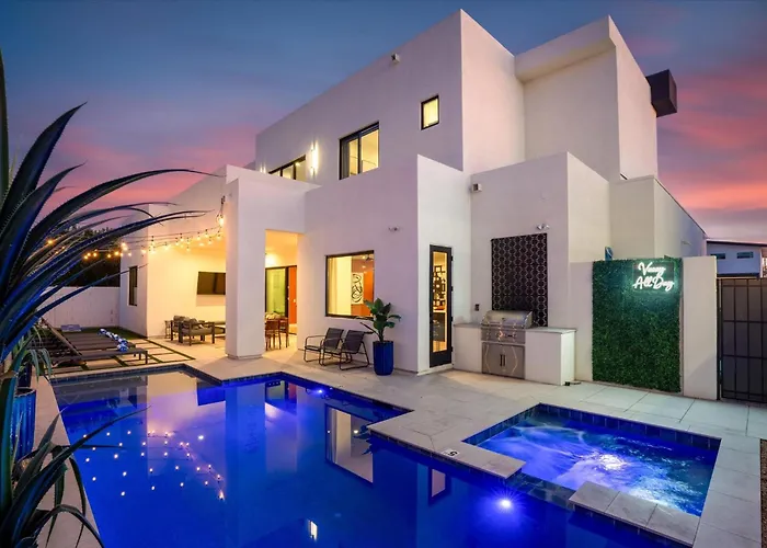 Desert Palm Luxury Space - Walk To Old Town!