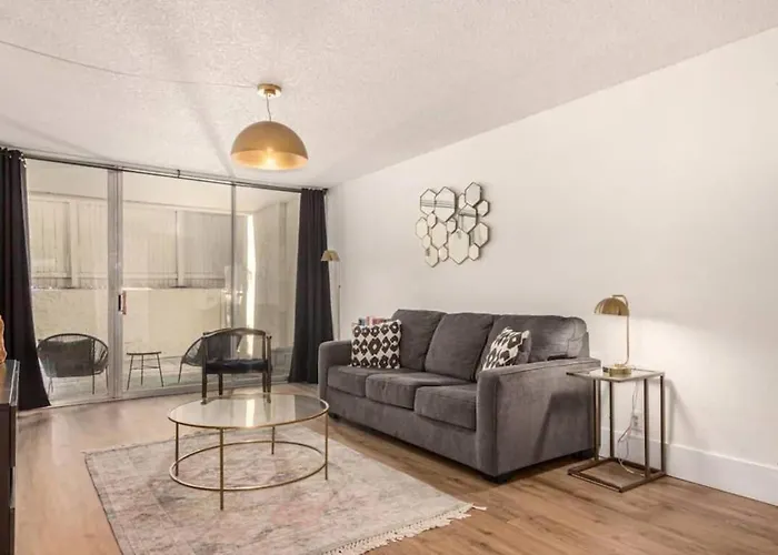 Chic Condo With Parking Spot - Minutes To Old Town!