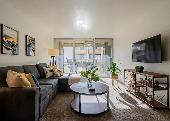 Modern Condo - Get To Old Town In Minutes!