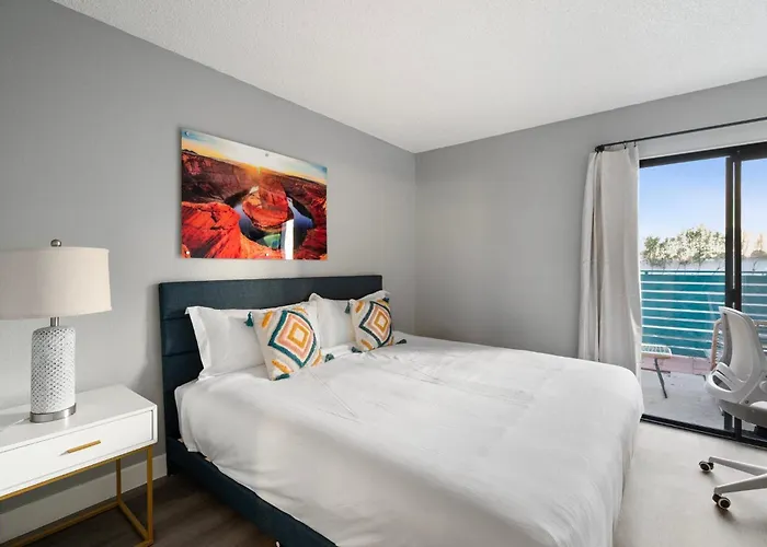 Modern 1B1B Retreat With Free Parking