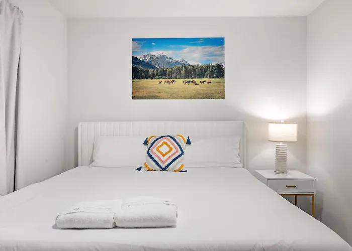Stylish 2B1B Hideaway In Old Town