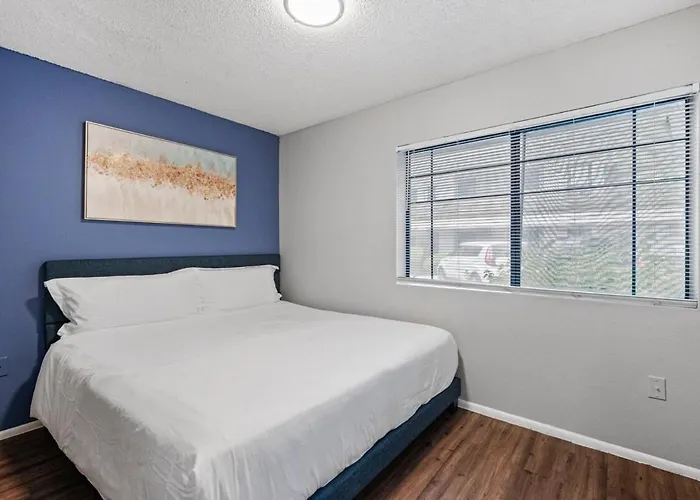 Modern 1B1B Hideaway In Old Town