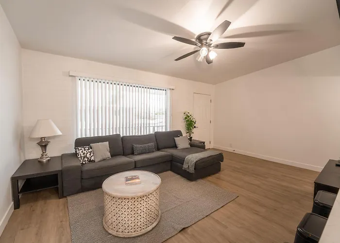 Central Old Town 2 Bedroom Apt, Gameroom & Pool