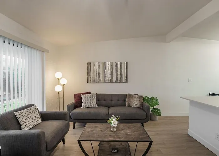 Central Old Town 2 Bedroom Apt, Gated Patio & Amenities