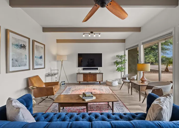 Mid-Century Marvel - Poolside Patio With Spa & Bocce