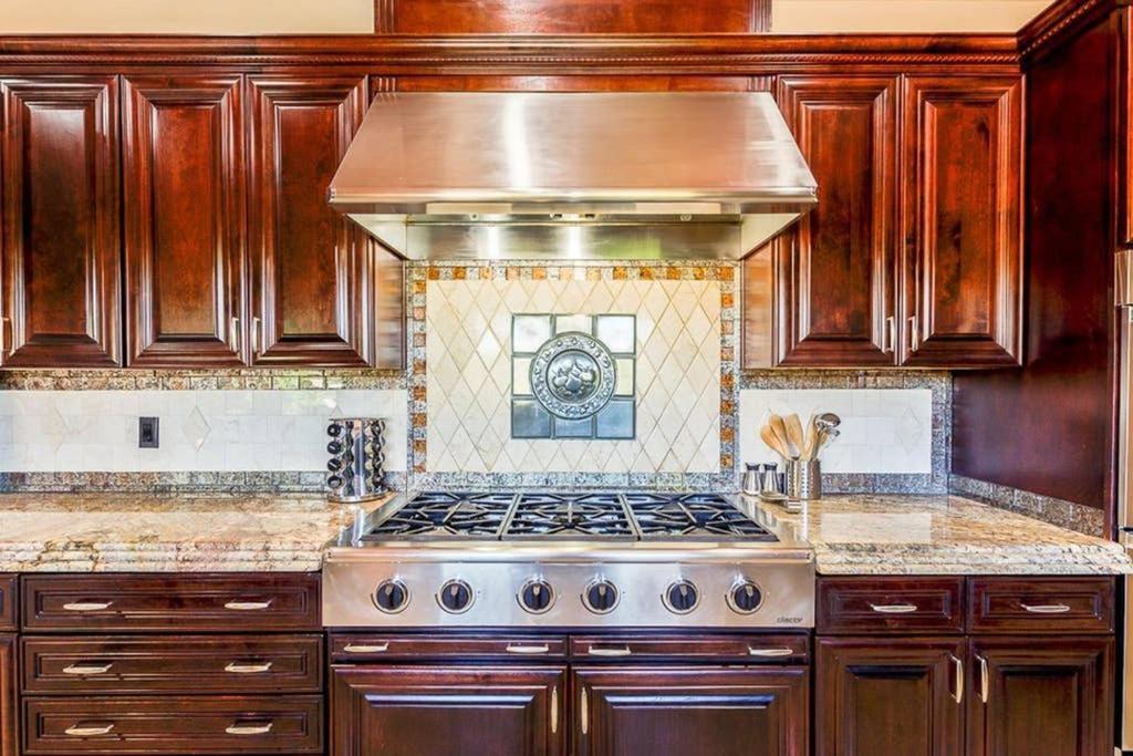 Estate Style Oasis 6bdrm, 5.5 Bath Heated Pool With Misters Villa
