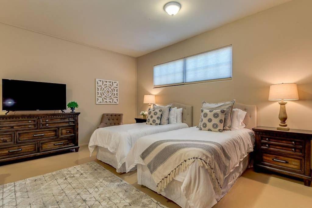 Estate Style Oasis 6bdrm, 5.5 Bath Heated Pool With Misters Villa