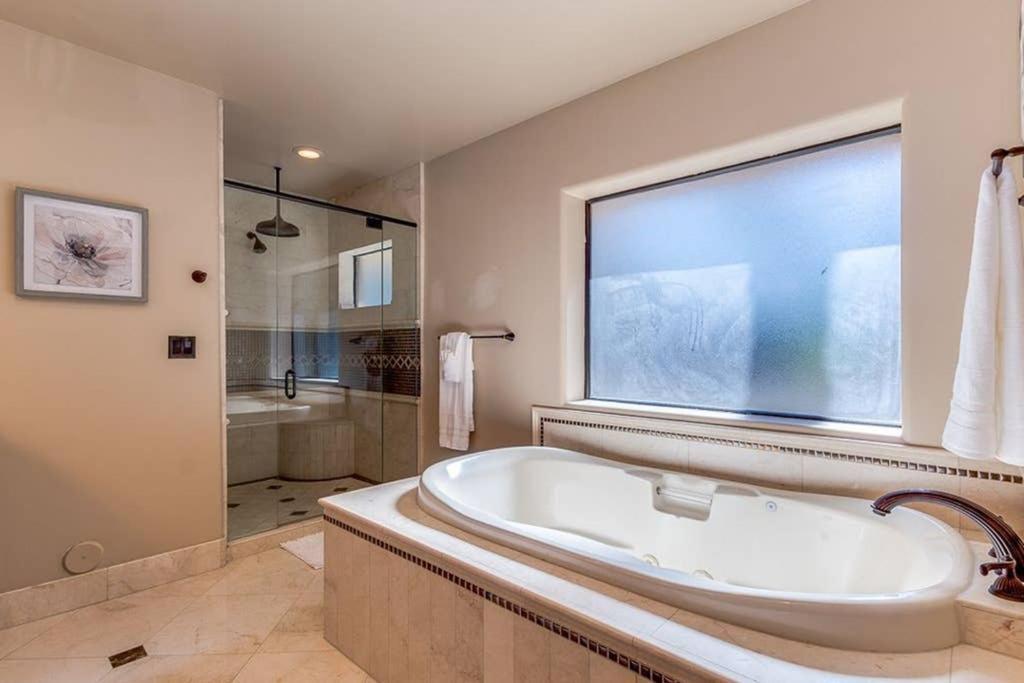 Estate Style Oasis 6bdrm, 5.5 Bath Heated Pool With Misters Villa