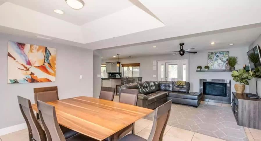 Holiday home 4 Bdr, Two Master Suite, Billiards & Desert Oasis Pool