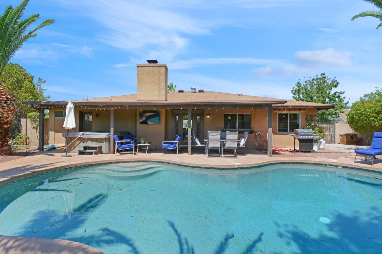 Holiday home 4 Bdr, Two Master Suite, Billiards & Desert Oasis Pool