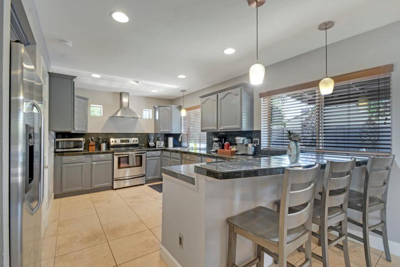 4 Bdr, Two Master Suite, Billiards & Desert Oasis Pool * Scottsdale