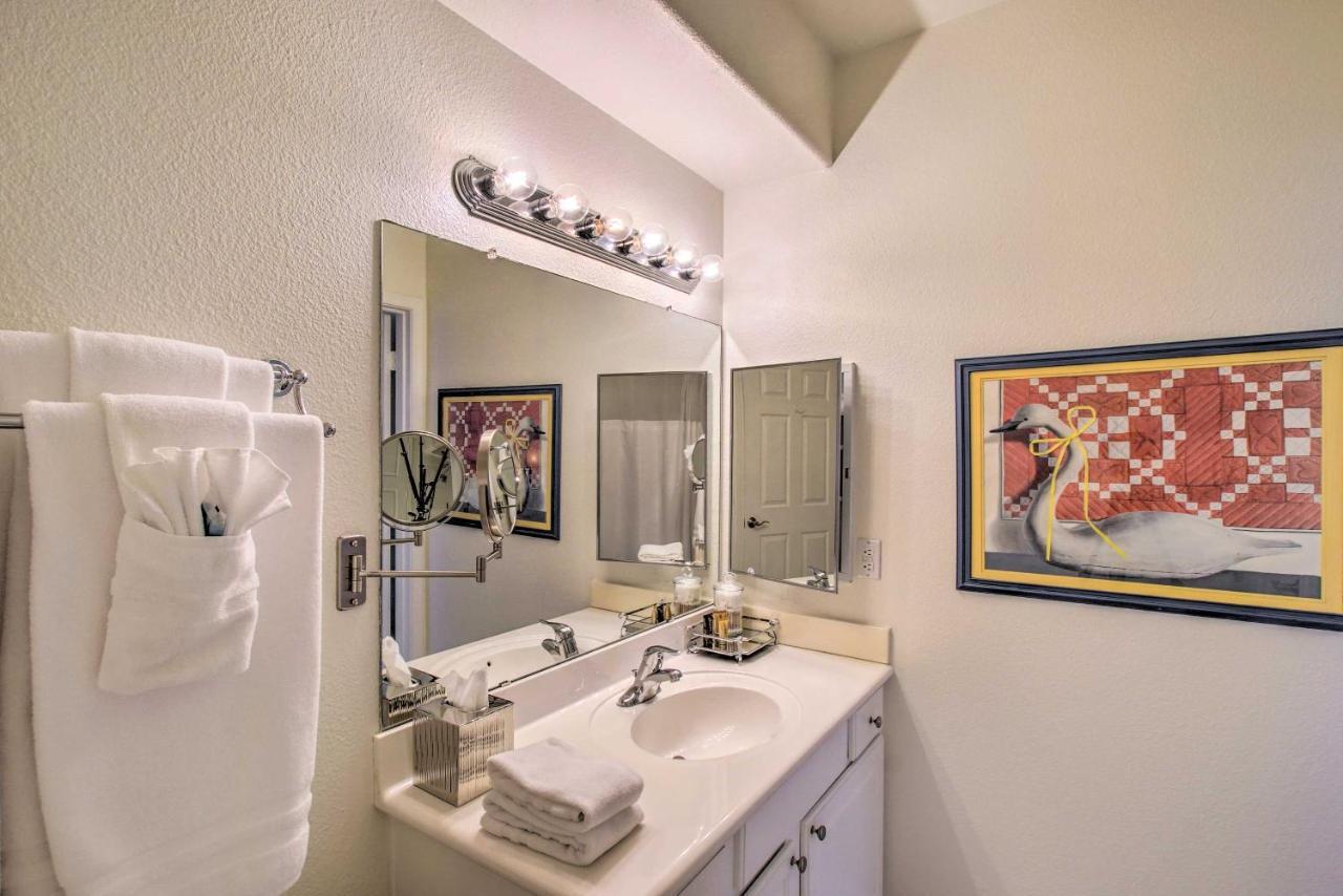 With Pool Access Near Hiking And Golf Apartment
