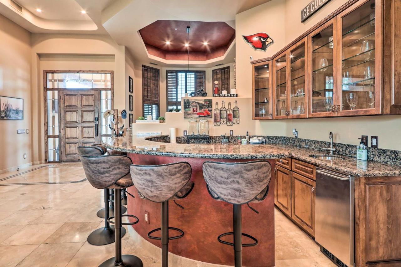 Holiday home Lavish Estate With Sports Court And Theater!