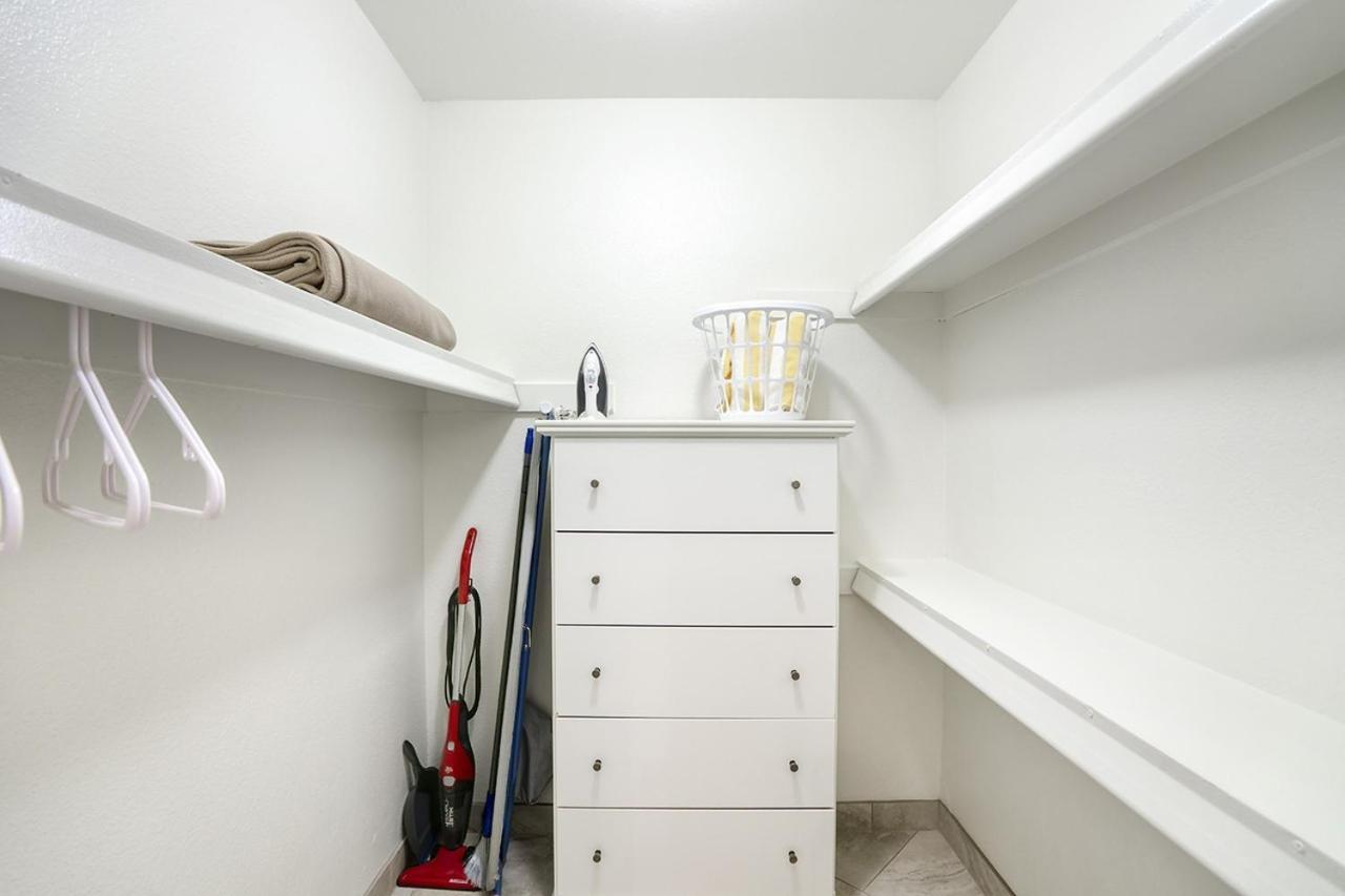 210 Fully Furnished 1br Suite-prime Location *