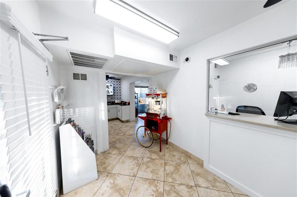 111 Fully Furnished 1br Suite-prime Location
