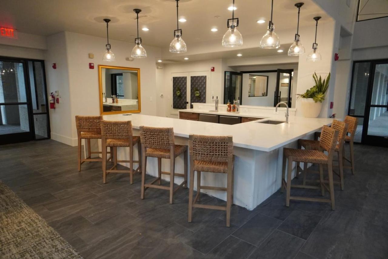 Pure Furnished 1, 2 And 3 Bed Apts Pool Gym Quarter Apartment *