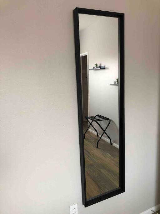 Desert Chic - 2 Bed With Yard Apartment *