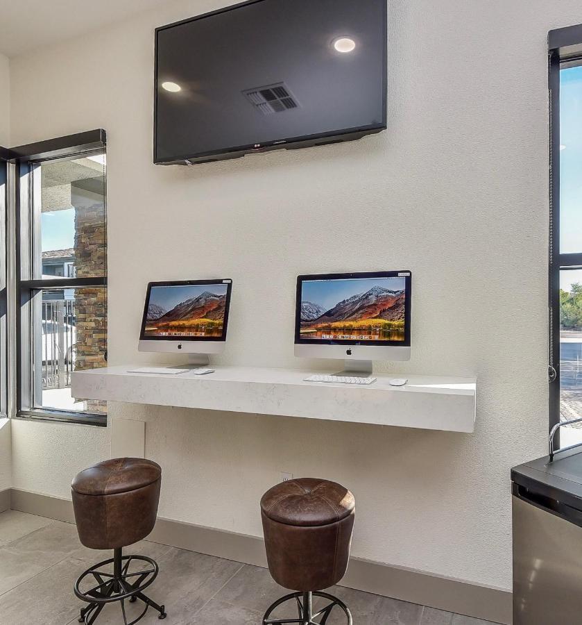 Luxury Mountain View 2br With Balcony Located In *