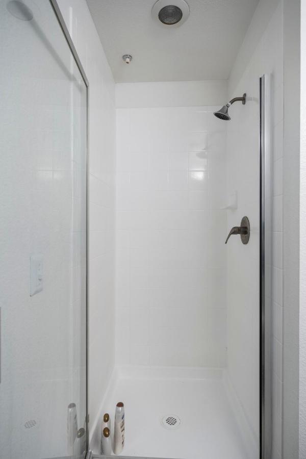 Luxury Mountain View 2br With Balcony Located In Apartment *