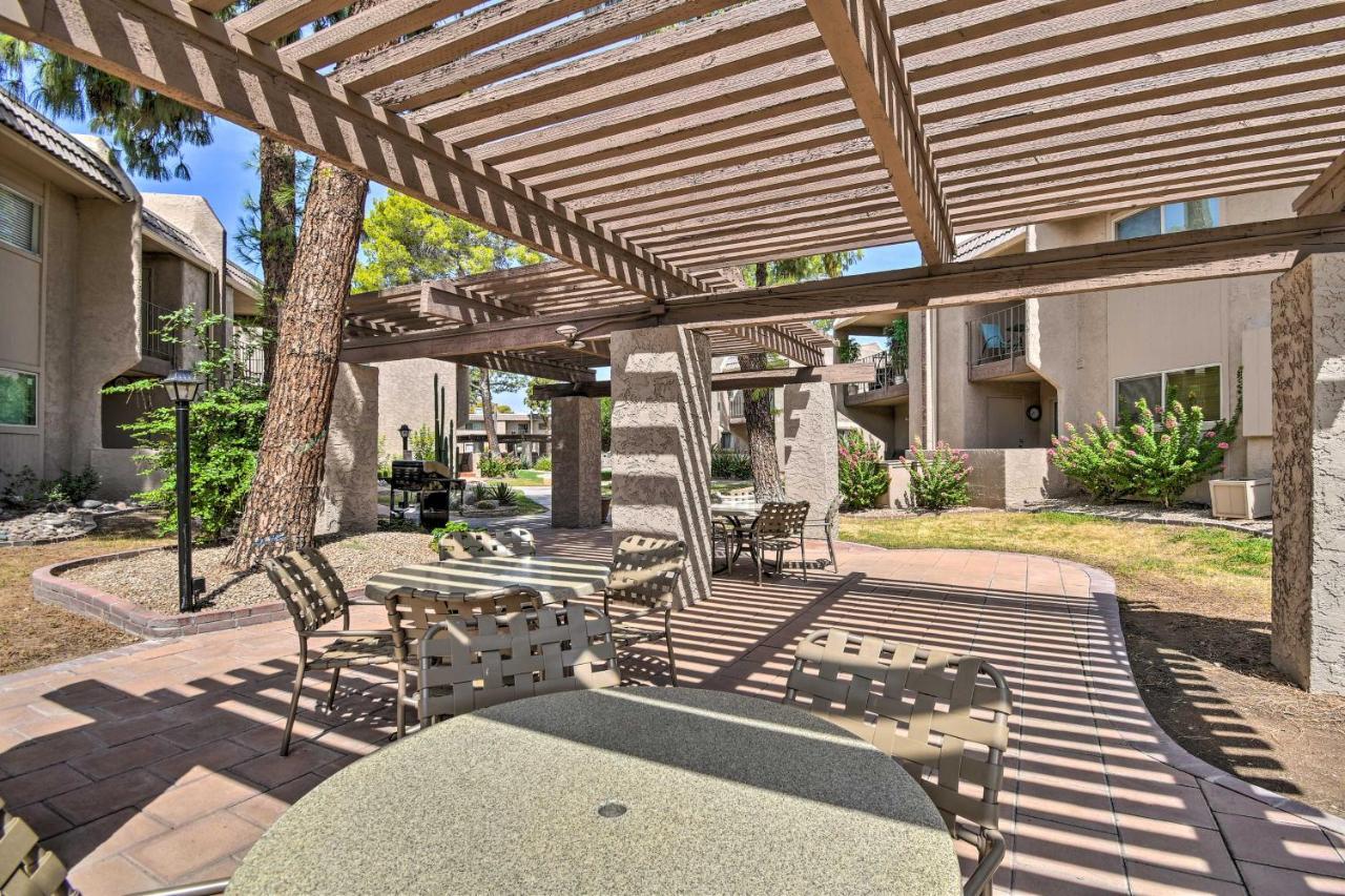 Sunny With 2 Year-round Pools! Apartment Scottsdale