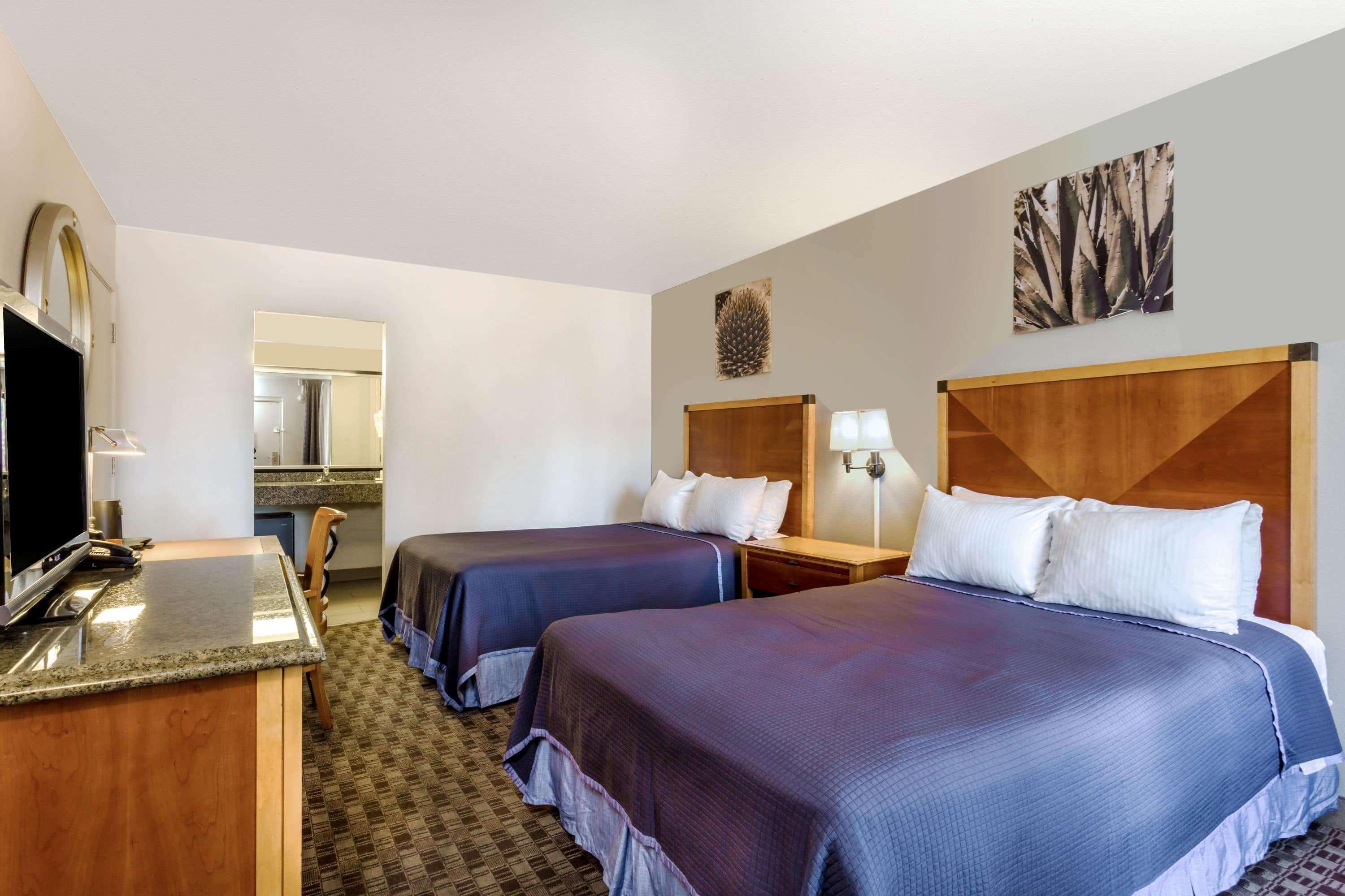 Howard Johnson By Wyndham Old Town Hotel 2*