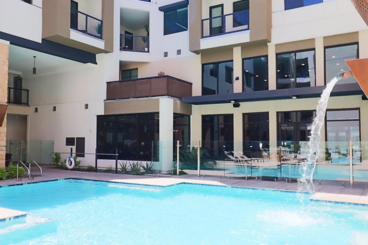 Apartment Courtyard View-walk Score 81-shopping District-king Bed-parking G3043 *