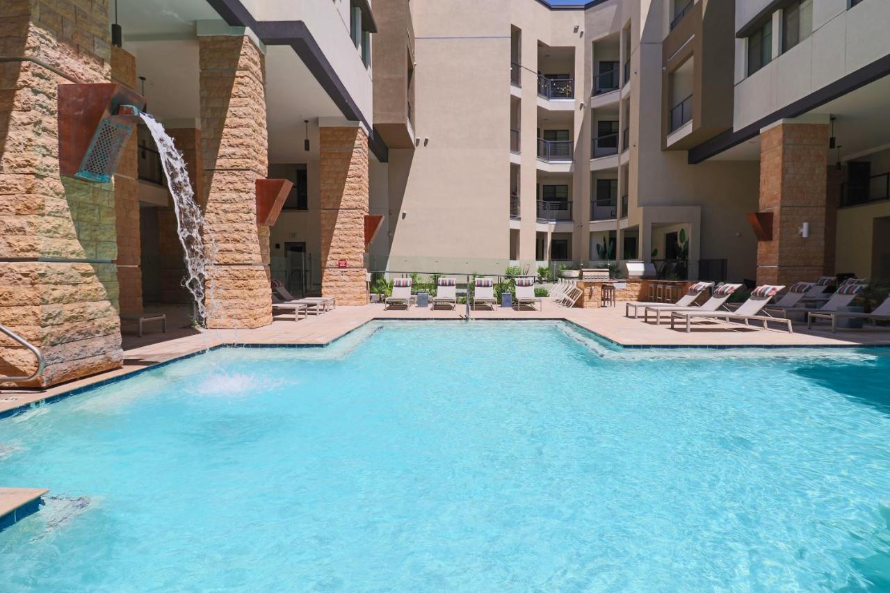 Apartment Courtyard View-walk Score 81-shopping District-king Bed-parking G3043 *