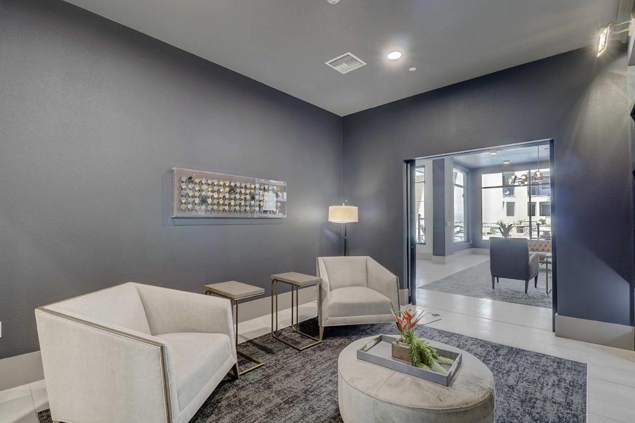 Apartment Courtyard View-walk Score 81-shopping District-king Bed-parking G3043 *