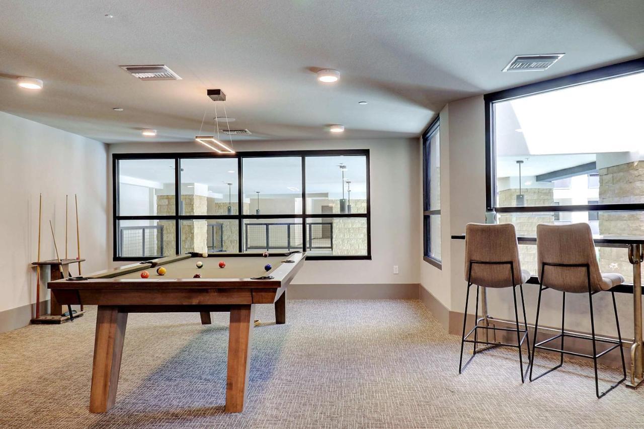 Courtyard View-walk Score 81-shopping District-king Bed-parking G3043 Apartment