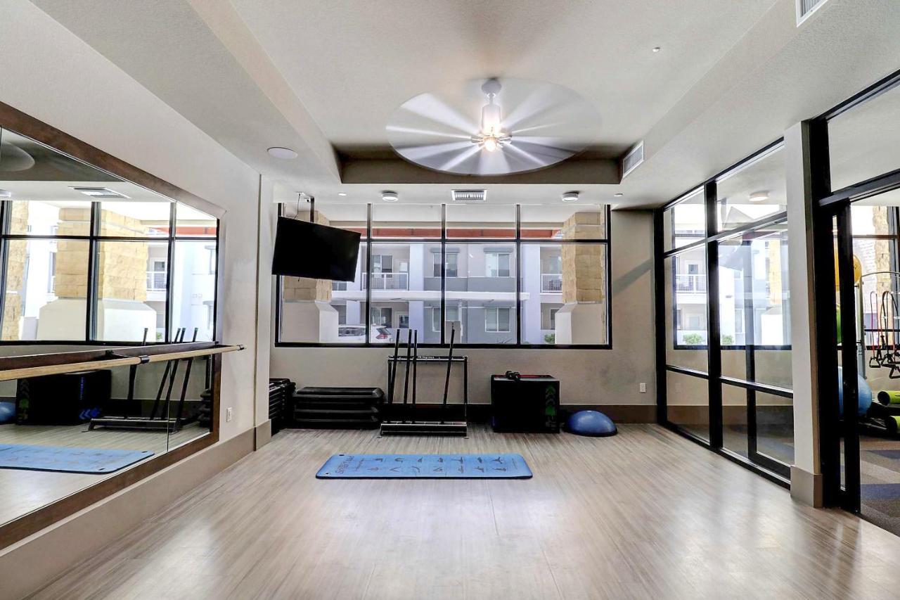 Courtyard View-walk Score 81-shopping District-king Bed-parking G3043 Apartment *