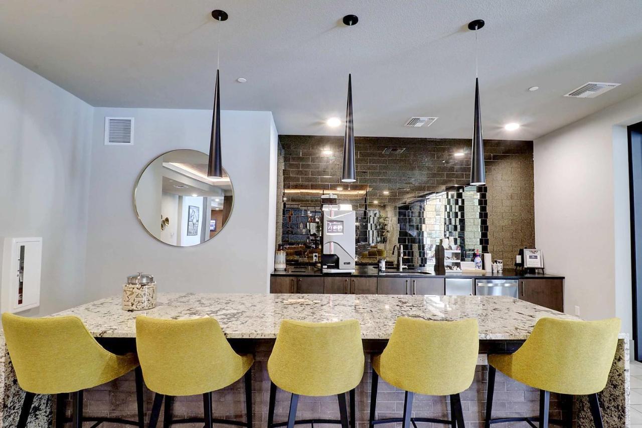 Courtyard View-walk Score 81-shopping District-king Bed-parking G3043 Scottsdale