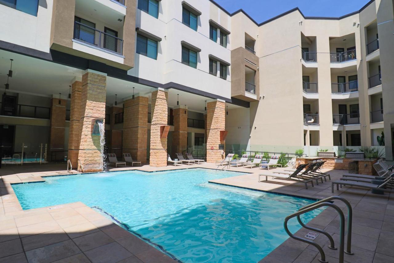 Courtyard View-walk Score 81-shopping District-king Bed-parking G3043