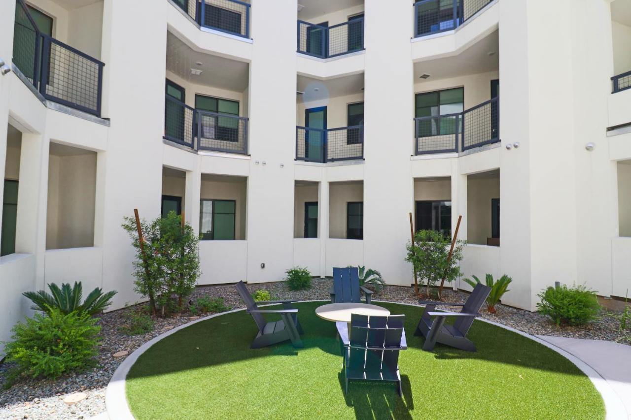 Courtyard View-walk Score 81-shopping District-king Bed-parking G3043 Scottsdale