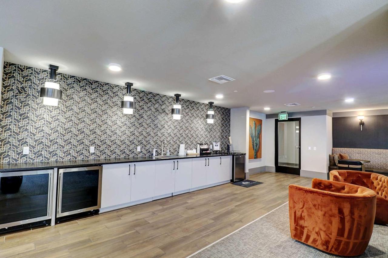 Walk Score 81-shopping District-king Bed-parking G2047 Apartment *