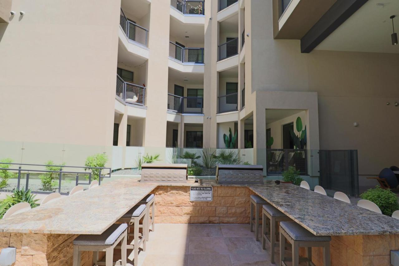Courtyard View-walk Score 81-shopping District-king Bed-parking G3043