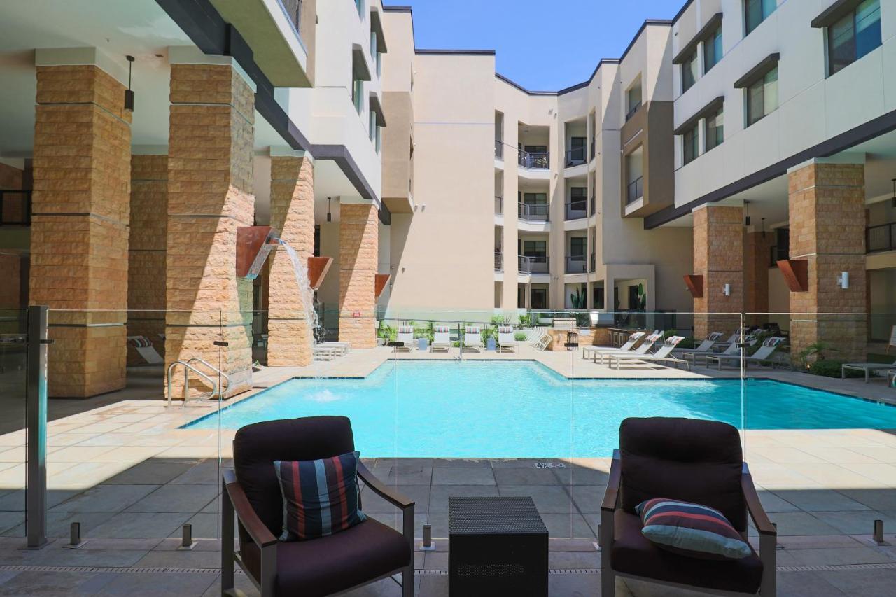 Apartment Courtyard View-walk Score 81-shopping District-king Bed-parking G3043 *