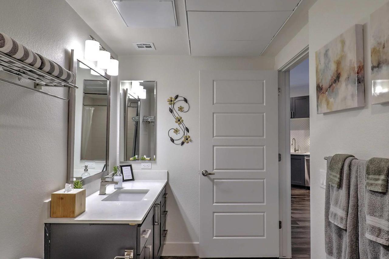Apartment Walk Score 81-shopping District-king Bed-parking G3047 *
