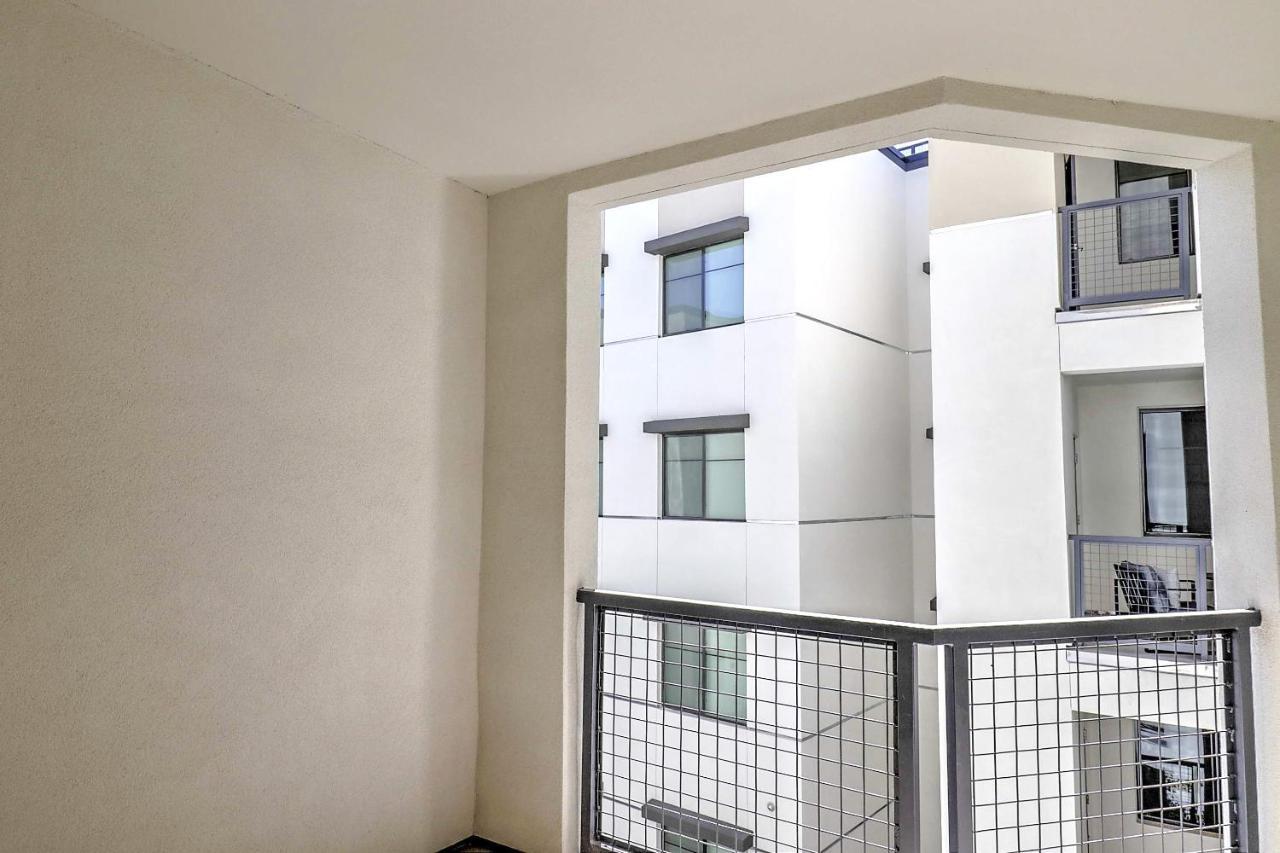 Courtyard View-walk Score 81-shopping District-king Bed-parking G3043 Apartment *
