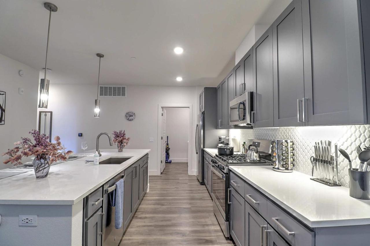Walk Score 81-shopping District-king Bed-parking G3061