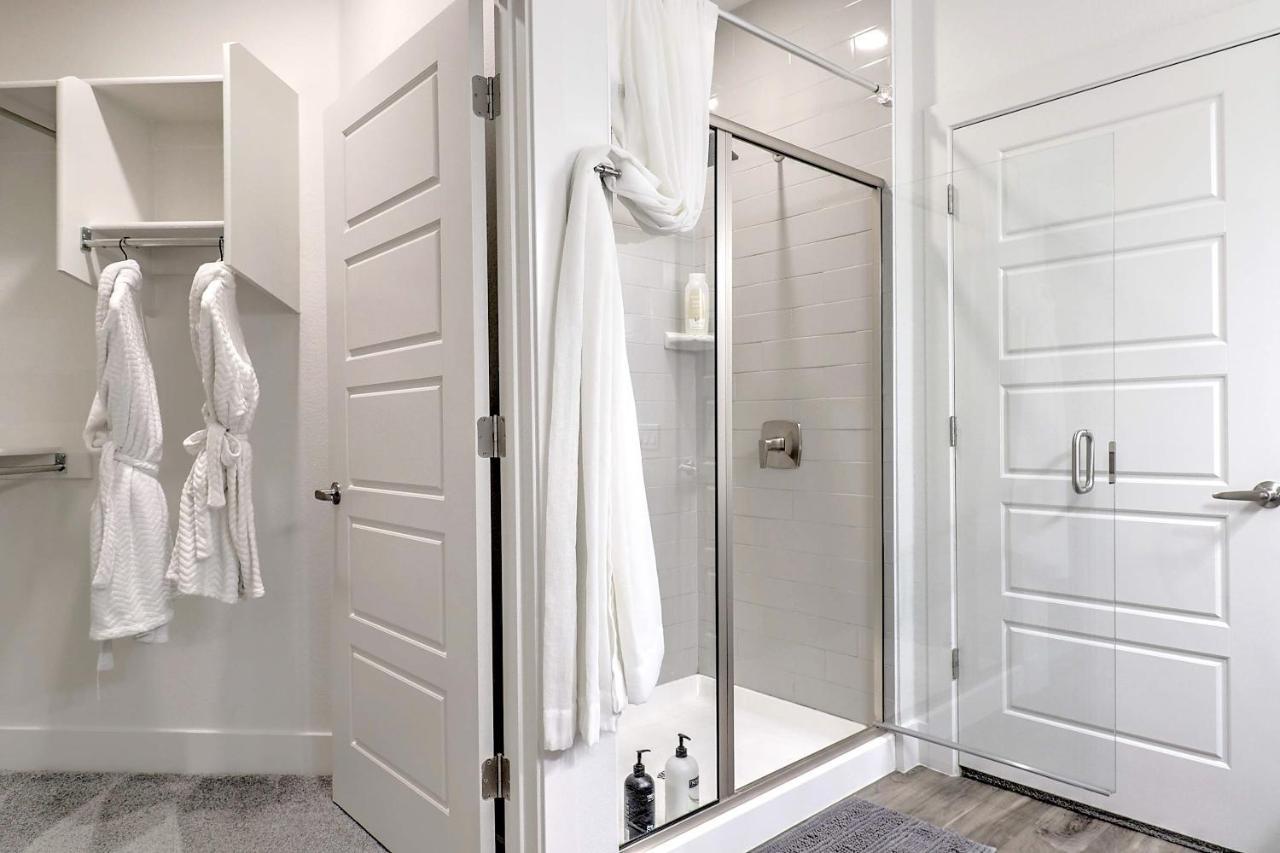 Apartment Exquisite Home-walk Score 81-shopping District-king Bed-parking -g3021 *