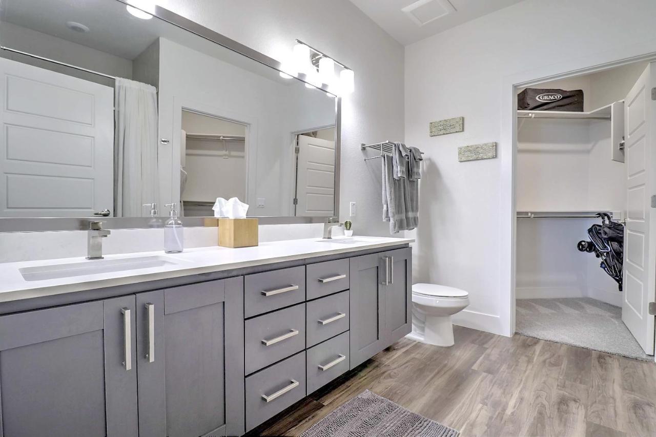 Apartment Exquisite Home-walk Score 81-shopping District-king Bed-parking -g3021