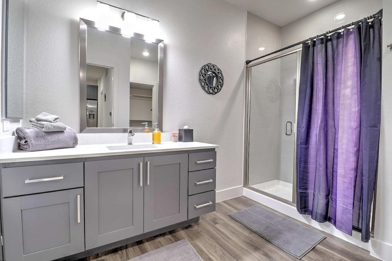 Apartment Walk Score 81-shopping District-king Bed-parking G3061 *
