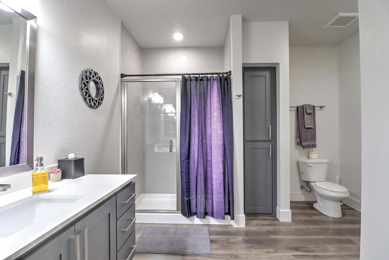 Apartment Walk Score 81-shopping District-king Bed-parking G3061 *