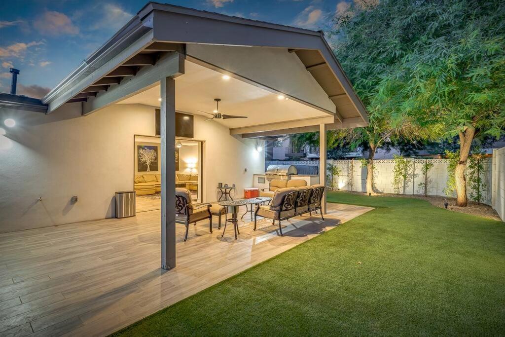 Private Pool & ** Steps To Old Town ** Sanatized Holiday home Scottsdale