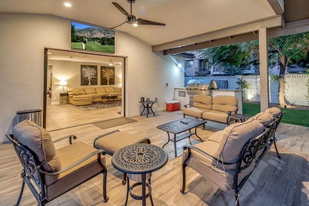Holiday home Private Pool & ** Steps To Old Town ** Sanatized Scottsdale